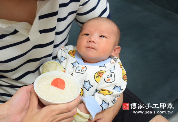 洋洋(新北中和區到府嬰兒寶寶滿月剃頭理髮、免費到府嬰兒剃胎毛儀式吉祥話)。到府剃頭剃胎毛主持、專業拍照、DVD光碟、證書。★購買「臍帶章、肚臍章、胎毛筆刷印章」贈送：剃頭、收涎、抓周，三選一。2015.10.31 照片7